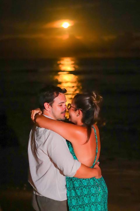 pedido de casamento especial na praia, ensaio fotográfico ao luar, fotógrafo para momentos inesquecíveis Bahia, pedido de casamento ao lado do Projeto Tamar, fotos mágicas na praia de noite, ensaio ao nascer da lua na praia, fotógrafo para pedidos de casa'