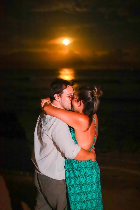 pedido de casamento especial na praia, ensaio fotográfico ao luar, fotógrafo para momentos inesquecíveis Bahia, pedido de casamento ao lado do Projeto Tamar, fotos mágicas na praia de noite, ensaio ao nascer da lua na praia, fotógrafo para pedidos de casa'