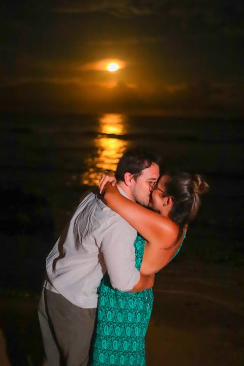 pedido de casamento especial na praia, ensaio fotográfico ao luar, fotógrafo para momentos inesquecíveis Bahia, pedido de casamento ao lado do Projeto Tamar, fotos mágicas na praia de noite, ensaio ao nascer da lua na praia, fotógrafo para pedidos de casa'