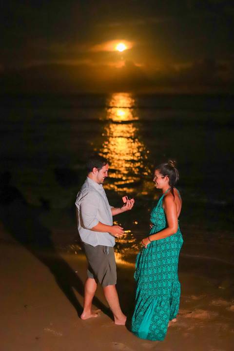 pedido de casamento especial na praia, ensaio fotográfico ao luar, fotógrafo para momentos inesquecíveis Bahia, pedido de casamento ao lado do Projeto Tamar, fotos mágicas na praia de noite, ensaio ao nascer da lua na praia, fotógrafo para pedidos de casa'