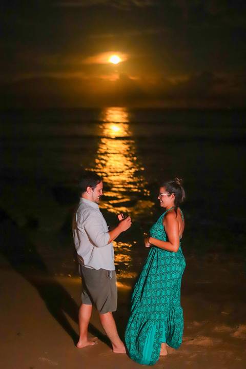 pedido de casamento especial na praia, ensaio fotográfico ao luar, fotógrafo para momentos inesquecíveis Bahia, pedido de casamento ao lado do Projeto Tamar, fotos mágicas na praia de noite, ensaio ao nascer da lua na praia, fotógrafo para pedidos de casa'