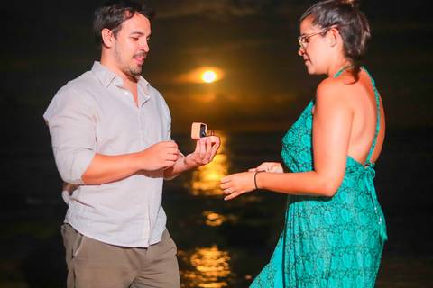 pedido de casamento especial na praia, ensaio fotográfico ao luar, fotógrafo para momentos inesquecíveis Bahia, pedido de casamento ao lado do Projeto Tamar, fotos mágicas na praia de noite, ensaio ao nascer da lua na praia, fotógrafo para pedidos de casa'