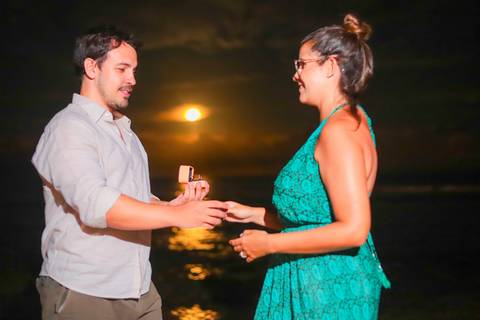 pedido de casamento especial na praia, ensaio fotográfico ao luar, fotógrafo para momentos inesquecíveis Bahia, pedido de casamento ao lado do Projeto Tamar, fotos mágicas na praia de noite, ensaio ao nascer da lua na praia, fotógrafo para pedidos de casa'