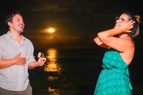 pedido de casamento especial na praia, ensaio fotográfico ao luar, fotógrafo para momentos inesquecíveis Bahia, pedido de casamento ao lado do Projeto Tamar, fotos mágicas na praia de noite, ensaio ao nascer da lua na praia, fotógrafo para pedidos de casa'