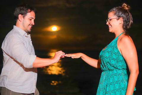 pedido de casamento especial na praia, ensaio fotográfico ao luar, fotógrafo para momentos inesquecíveis Bahia, pedido de casamento ao lado do Projeto Tamar, fotos mágicas na praia de noite, ensaio ao nascer da lua na praia, fotógrafo para pedidos de casa'