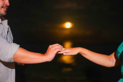 pedido de casamento especial na praia, ensaio fotográfico ao luar, fotógrafo para momentos inesquecíveis Bahia, pedido de casamento ao lado do Projeto Tamar, fotos mágicas na praia de noite, ensaio ao nascer da lua na praia, fotógrafo para pedidos de casa'