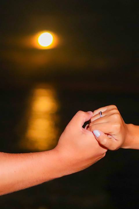 pedido de casamento especial na praia, ensaio fotográfico ao luar, fotógrafo para momentos inesquecíveis Bahia, pedido de casamento ao lado do Projeto Tamar, fotos mágicas na praia de noite, ensaio ao nascer da lua na praia, fotógrafo para pedidos de casa'