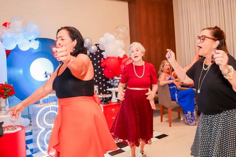 Como garantir fotografias incríveis do seu aniversário? Deixe a fotografia connosco!
Contrate um fotógrafo profissional para captar cada detalhe da sua festa.
Imagens de aniversário que contam a sua história – fotógrafo em Portugal.
Fotografia de festas e'