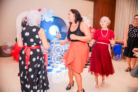 Como garantir fotografias incríveis do seu aniversário? Deixe a fotografia connosco!
Contrate um fotógrafo profissional para captar cada detalhe da sua festa.
Imagens de aniversário que contam a sua história – fotógrafo em Portugal.
Fotografia de festas e'