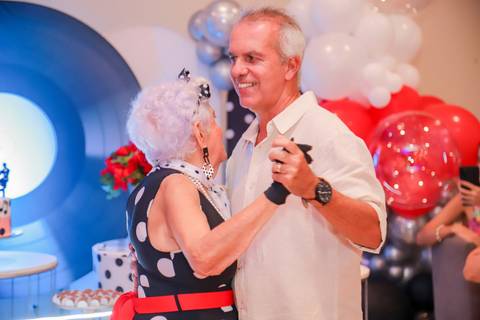 Como garantir fotografias incríveis do seu aniversário? Deixe a fotografia connosco!
Contrate um fotógrafo profissional para captar cada detalhe da sua festa.
Imagens de aniversário que contam a sua história – fotógrafo em Portugal.
Fotografia de festas e'