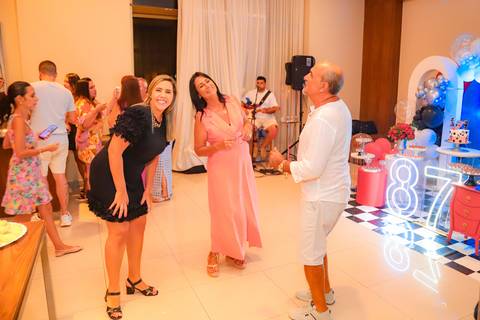 Como garantir fotografias incríveis do seu aniversário? Deixe a fotografia connosco!
Contrate um fotógrafo profissional para captar cada detalhe da sua festa.
Imagens de aniversário que contam a sua história – fotógrafo em Portugal.
Fotografia de festas e'