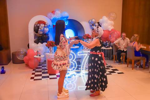 Como garantir fotografias incríveis do seu aniversário? Deixe a fotografia connosco!
Contrate um fotógrafo profissional para captar cada detalhe da sua festa.
Imagens de aniversário que contam a sua história – fotógrafo em Portugal.
Fotografia de festas e'