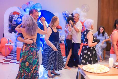 Como garantir fotografias incríveis do seu aniversário? Deixe a fotografia connosco!
Contrate um fotógrafo profissional para captar cada detalhe da sua festa.
Imagens de aniversário que contam a sua história – fotógrafo em Portugal.
Fotografia de festas e'