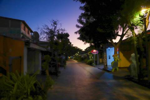 Ensaio ao nascer do sol na Praia do Forte, Bahia, com a russa Kira Mizk, que escolheu o Brasil para eternizar sua viagem.'