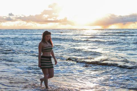 Ensaio fotográfico vibrante com Kira Mizk, viajante russa que escolheu o Brasil e a Praia do Forte para suas memórias.'