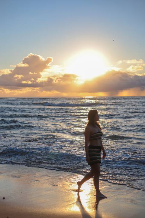 A conexão entre a luz, a natureza e a beleza de Kira Mizk registrada em um ensaio único na Bahia.'
