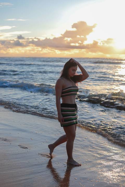 A conexão entre a luz, a natureza e a beleza de Kira Mizk registrada em um ensaio único na Bahia.'