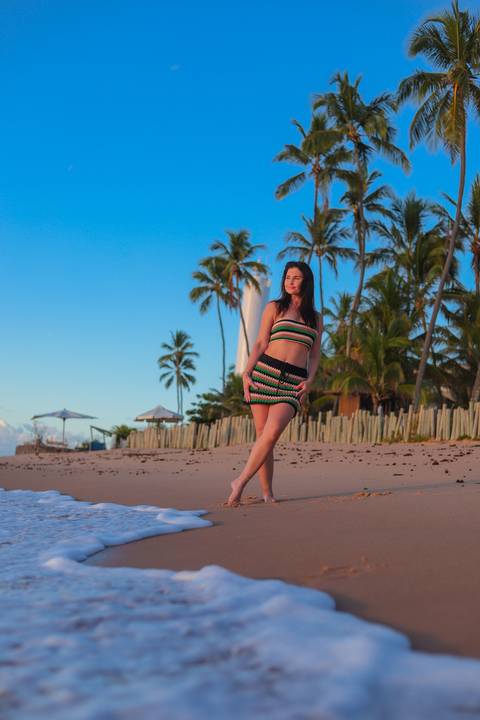 A conexão entre a luz, a natureza e a beleza de Kira Mizk registrada em um ensaio único na Bahia.'