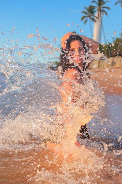Imagens que capturam a essência do Brasil: Kira Mizk brilha sob o céu dourado da Bahia.'