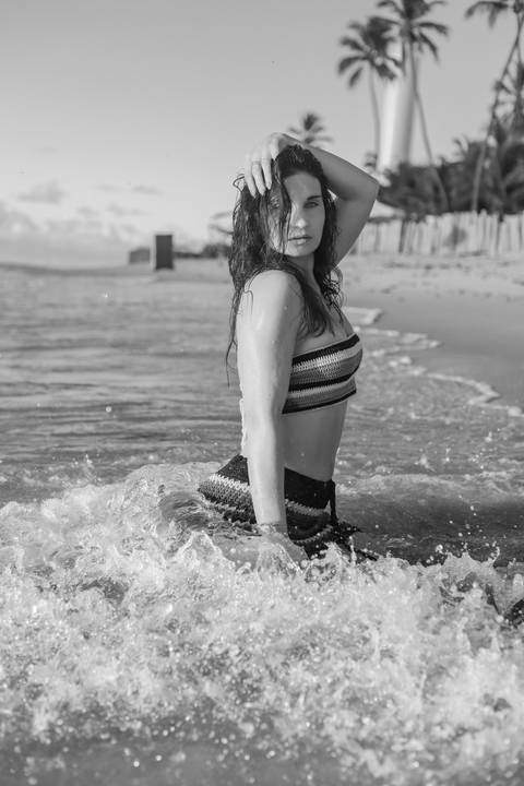 Beleza, luz e emoção em um ensaio de tirar o fôlego com Kira Mizk na Praia do Forte.-Ba.'