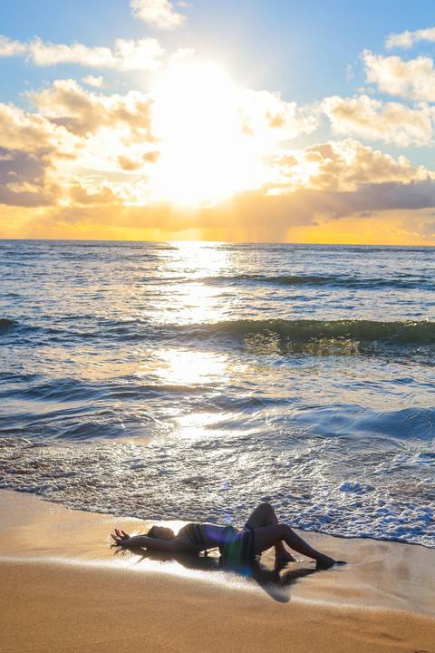 Beleza, luz e emoção em um ensaio de tirar o fôlego com Kira Mizk na Praia do Forte.-Ba.'