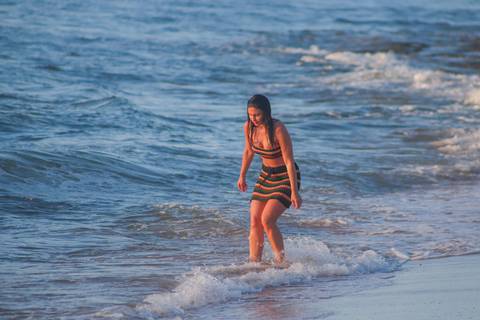 Beleza, luz e emoção em um ensaio de tirar o fôlego com Kira Mizk na Praia do Forte.-Ba.'