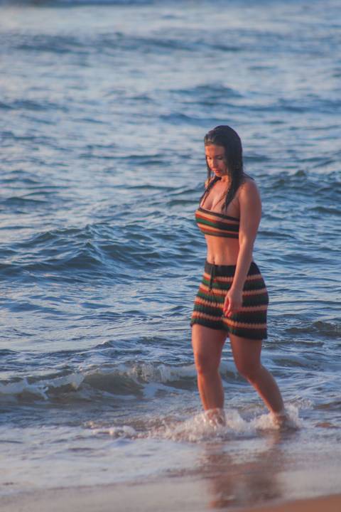 Beleza, luz e emoção em um ensaio de tirar o fôlego com Kira Mizk na Praia do Forte.-Ba.'