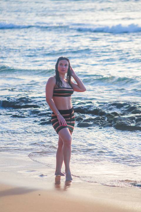 Beleza, luz e emoção em um ensaio de tirar o fôlego com Kira Mizk na Praia do Forte.-Ba.'