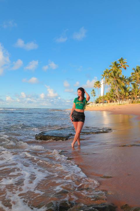 Da Europa ao Brasil: Kira Mizk escolheu a Praia do Forte para um ensaio fotográfico inesquecível.'