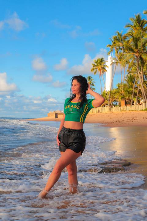 Da Europa ao Brasil: Kira Mizk escolheu a Praia do Forte para um ensaio fotográfico inesquecível.'