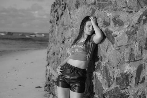 Da Europa ao Brasil: Kira Mizk escolheu a Praia do Forte para um ensaio fotográfico inesquecível.'