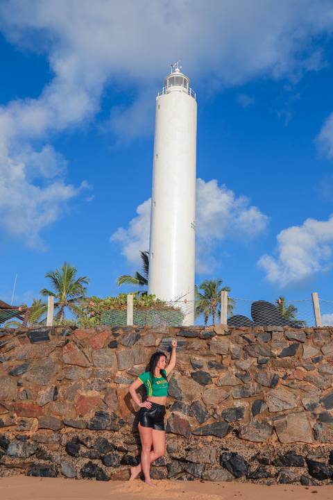 Da Europa ao Brasil: Kira Mizk escolheu a Praia do Forte para um ensaio fotográfico inesquecível.'