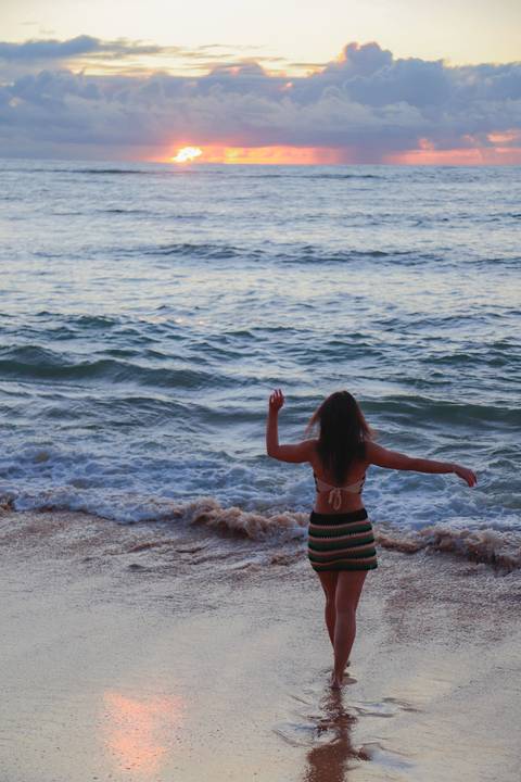 Ensaio ao nascer do sol na Praia do Forte, Bahia, com a russa Kira Mizk, que escolheu o Brasil para eternizar sua viagem.'