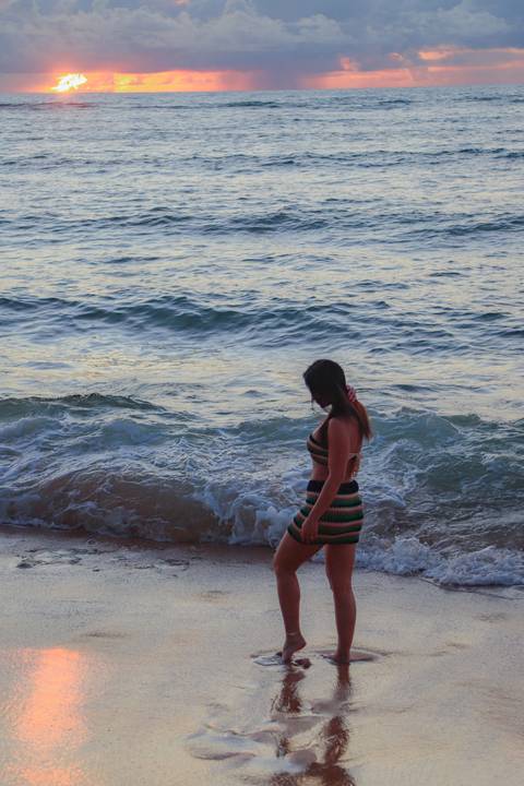 Ensaio ao nascer do sol na Praia do Forte, Bahia, com a russa Kira Mizk, que escolheu o Brasil para eternizar sua viagem.'