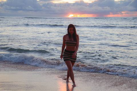 Ensaio ao nascer do sol na Praia do Forte, Bahia, com a russa Kira Mizk, que escolheu o Brasil para eternizar sua viagem.'