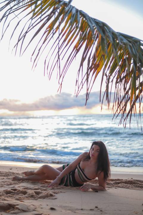 Ensaio fotográfico vibrante com Kira Mizk, viajante russa que escolheu o Brasil e a Praia do Forte para suas memórias.'