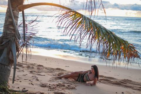 Ensaio fotográfico vibrante com Kira Mizk, viajante russa que escolheu o Brasil e a Praia do Forte para suas memórias.'