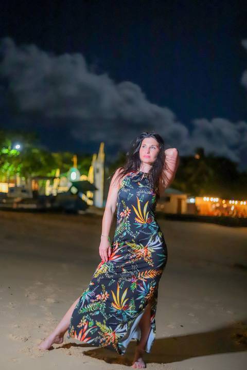 Ensaio noturno na Bahia: um toque de mistério e sofisticação nas lentes de um fotógrafo brasileiro.'