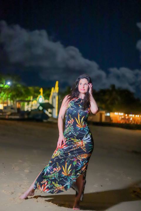 Ensaio noturno na Bahia: um toque de mistério e sofisticação nas lentes de um fotógrafo brasileiro.'