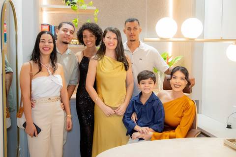 Dia de festa e conquista em Praia do Forte: retrato da Dra. Laiza e sua missão como advogada e guardiã de memórias.'