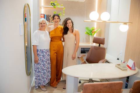 Dia de festa e conquista em Praia do Forte: retrato da Dra. Laiza e sua missão como advogada e guardiã de memórias.'