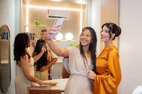 Fotografia de um marco: Dra. Laiza inaugura sua advocacia em Praia do Forte, dedicada à área imobiliária e sucessória.

'