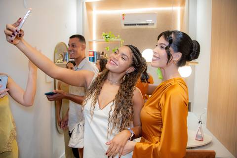 Fotografia de um marco: Dra. Laiza inaugura sua advocacia em Praia do Forte, dedicada à área imobiliária e sucessória.

'