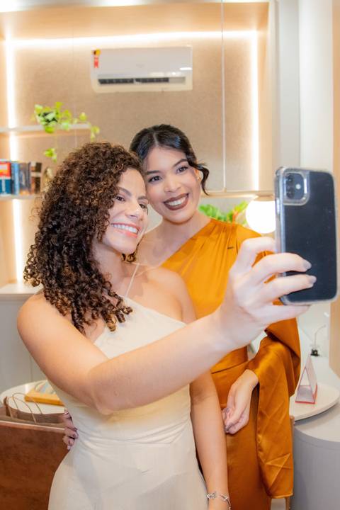 Fotografia de um marco: Dra. Laiza inaugura sua advocacia em Praia do Forte, dedicada à área imobiliária e sucessória.

'