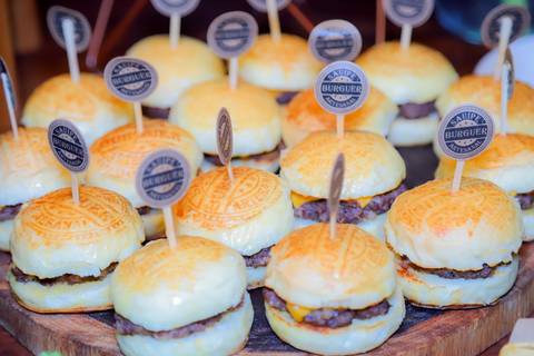 Cada detalhe desta imagem reflete a missão da Dra. Laiza na Advocacia Imobiliária e Sucessória: transformar vidas com justiça.'