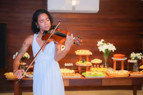Cada detalhe desta imagem reflete a missão da Dra. Laiza na Advocacia Imobiliária e Sucessória: transformar vidas com justiça.'