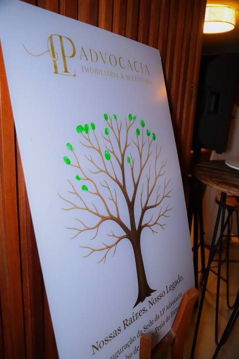 Cada detalhe desta imagem reflete a missão da Dra. Laiza na Advocacia Imobiliária e Sucessória: transformar vidas com justiça.'