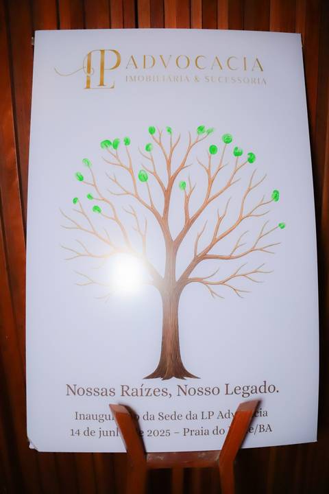 Cada detalhe desta imagem reflete a missão da Dra. Laiza na Advocacia Imobiliária e Sucessória: transformar vidas com justiça.'