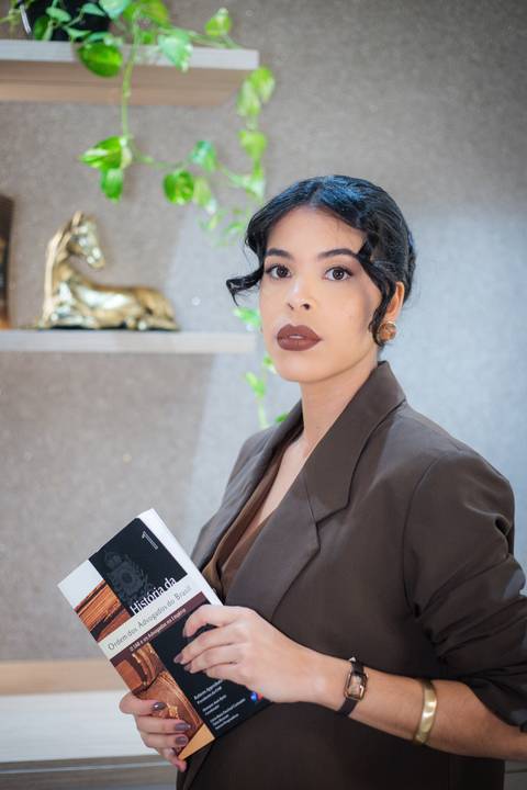 Inauguração da LP Advocacia em Praia do Forte, um marco na jornada da Dra. Laiza Paiva, inspirada no legado de seu avô João Paiva.'