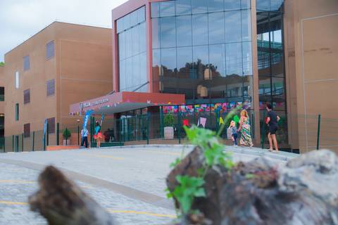 escola bilíngue em Praia do Forte educação premium Bahia Villa Global Education melhores escolas da Linha Verde onde matricular meu filho em Praia do Forte Castelo Garcia D’Ávila eventos plantio de ipê e pau-brasil escolas com foco ambiental na Bahia mora'